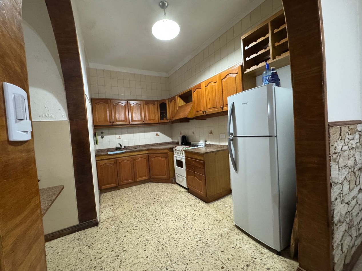 Casa 5 ambientes con parrilla y cochera