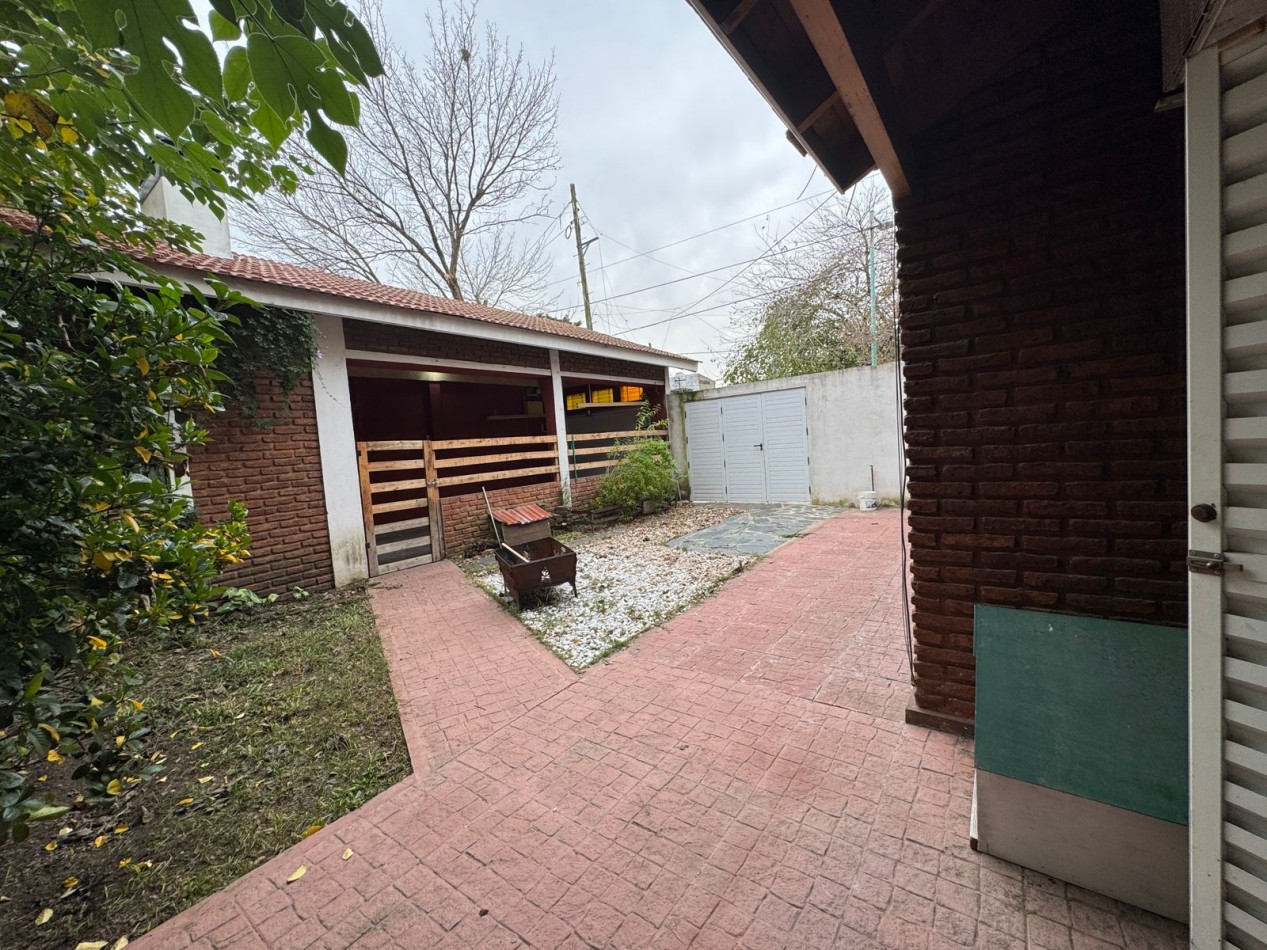 Casa 5 ambientes con parrilla y cochera