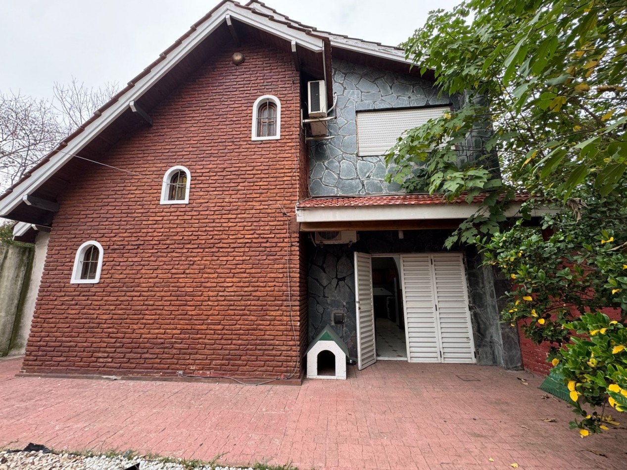 Casa 5 ambientes con parrilla y cochera