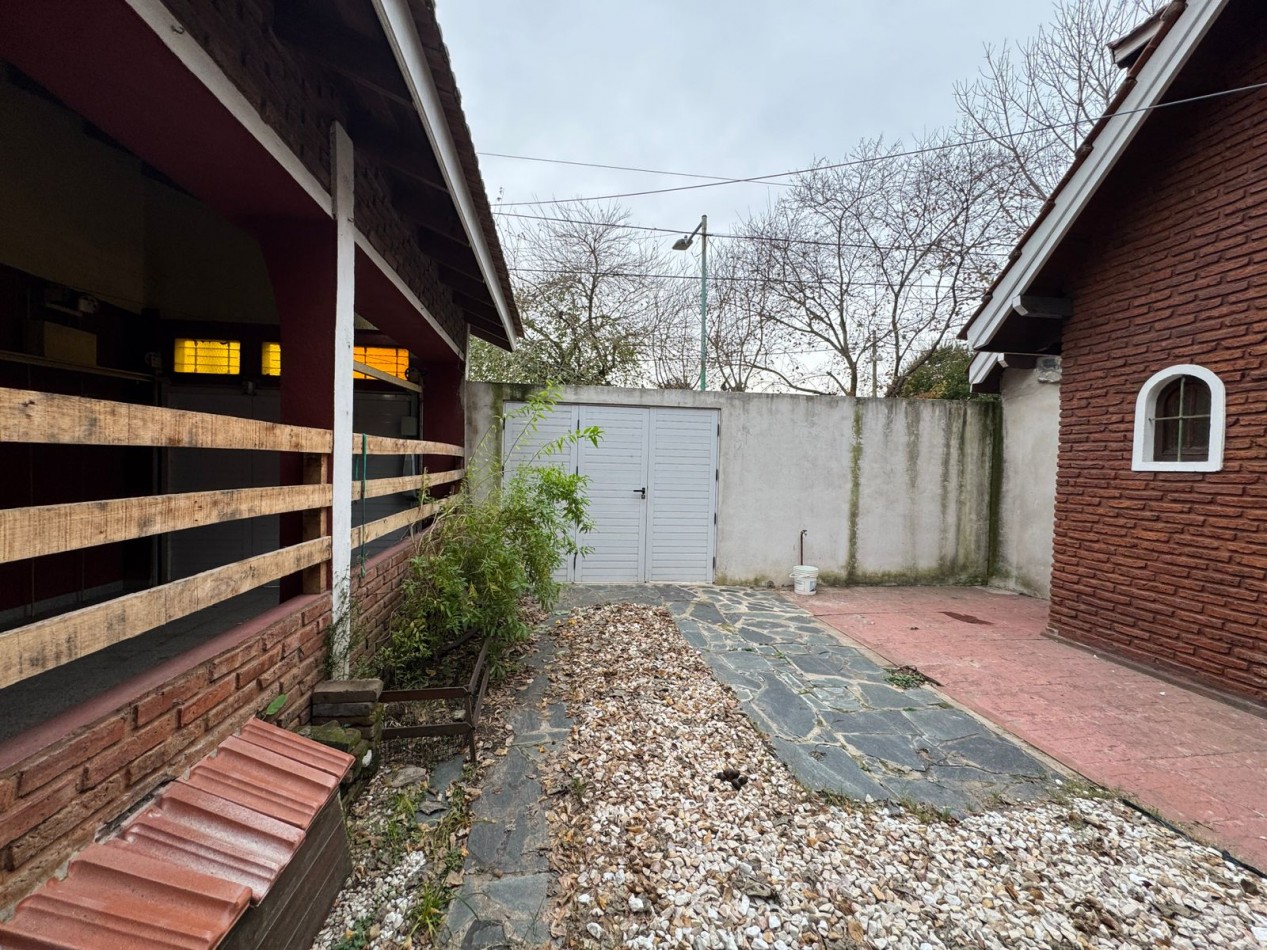 Casa 5 ambientes con parrilla y cochera