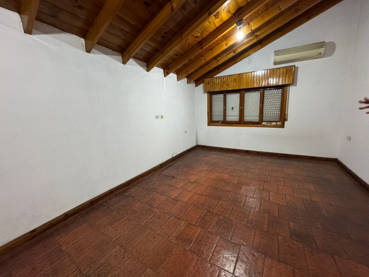 Casa 5 ambientes con parrilla y cochera