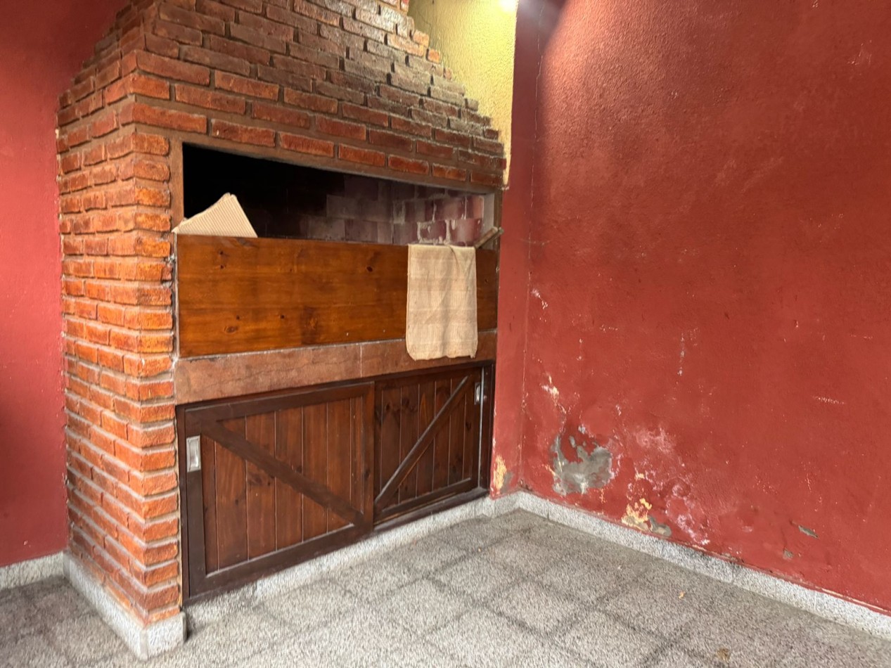 Casa 5 ambientes con parrilla y cochera