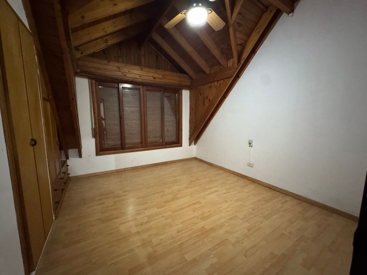 Casa 5 ambientes con parrilla y cochera