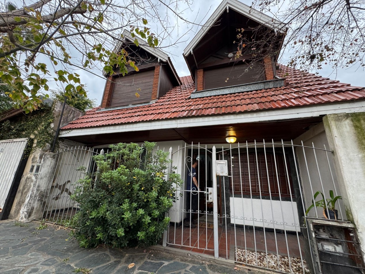 Casa 5 ambientes con parrilla y cochera