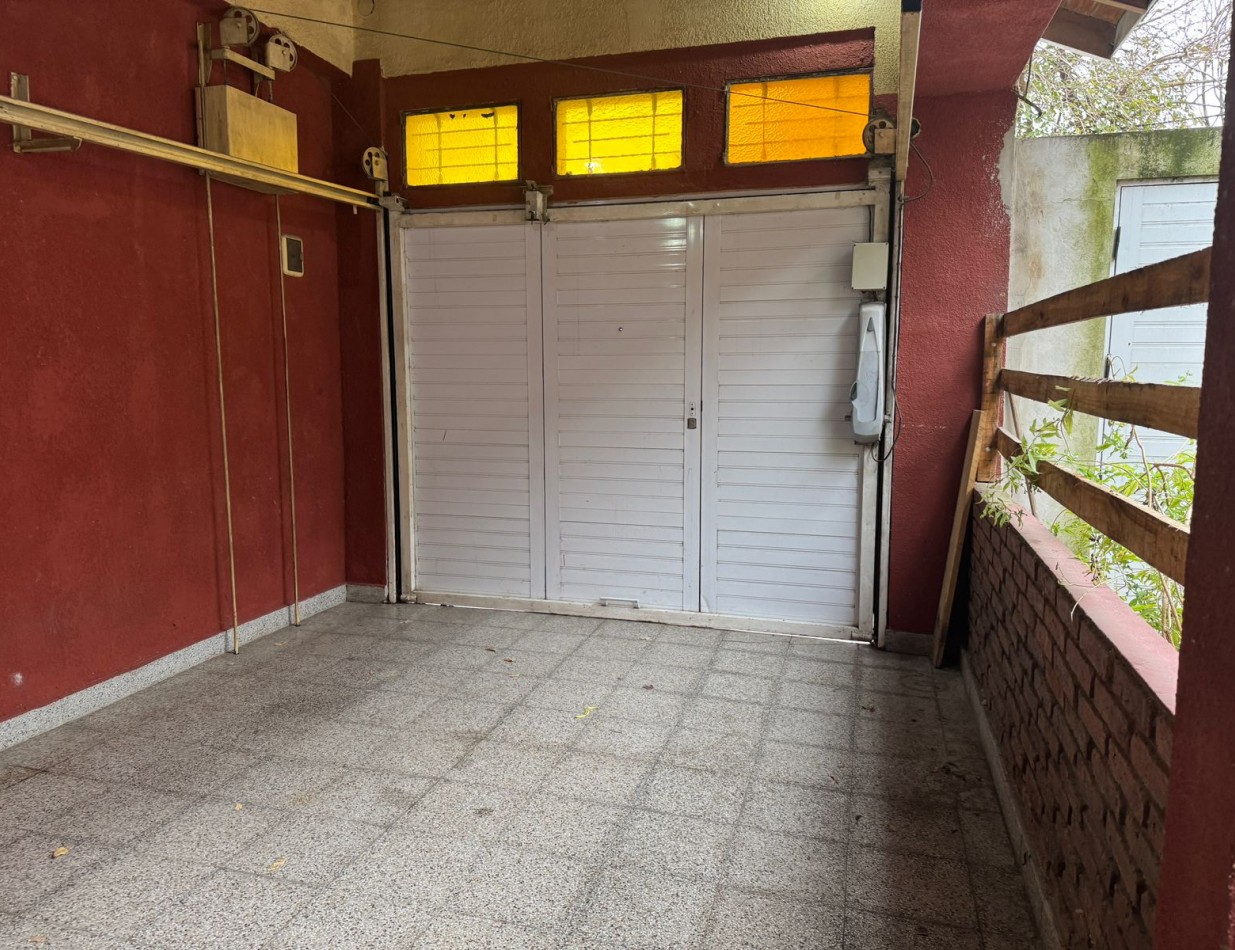Casa 5 ambientes con parrilla y cochera