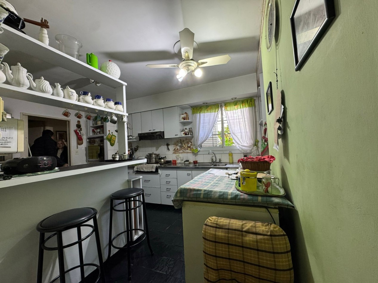Hermosa casa 5 ambientes en esquina con cochera
