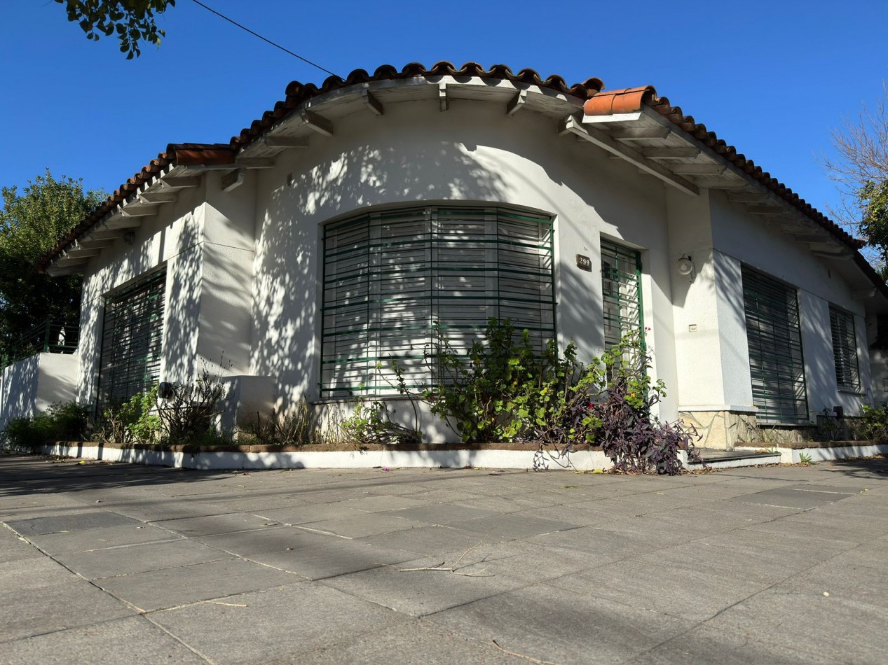 Hermosa casa 5 ambientes en esquina con cochera