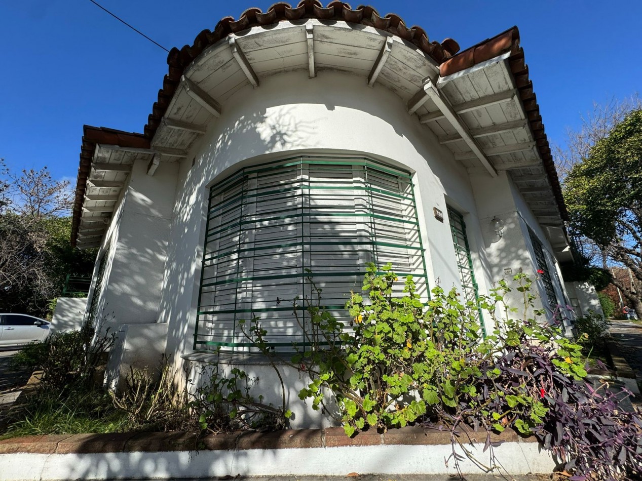 Hermosa casa 5 ambientes en esquina con cochera