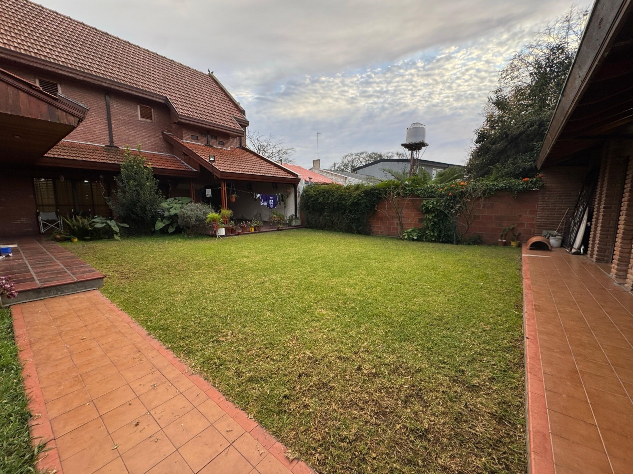 Gran Chalet 5 ambientes con jardin y pileta