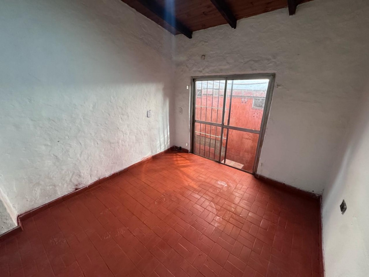 Local comercial con departamento al fondo