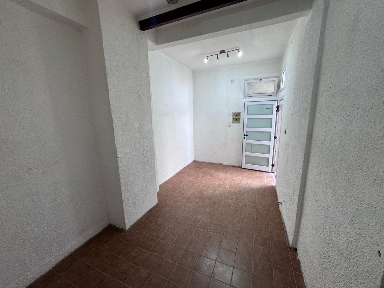 Local comercial con departamento al fondo