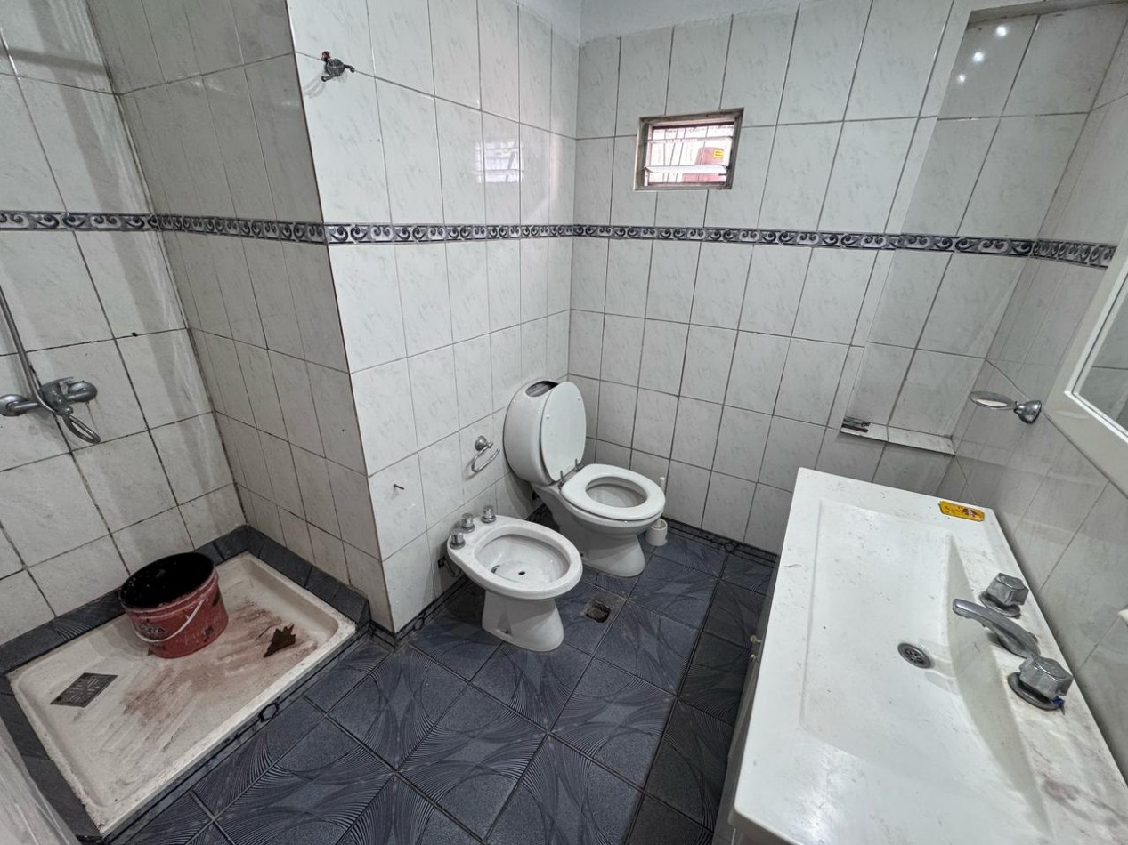 Local comercial con departamento al fondo