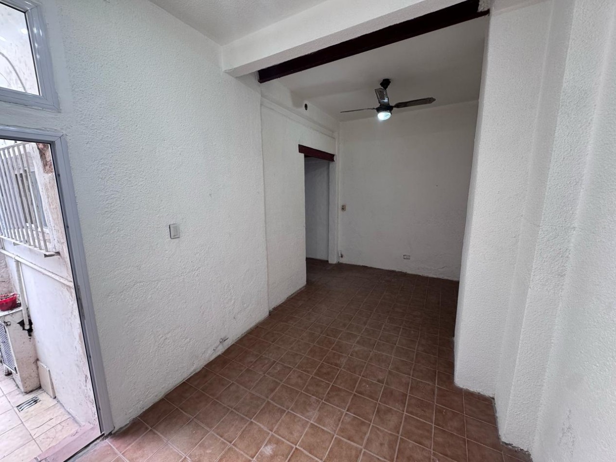 Local comercial con departamento al fondo