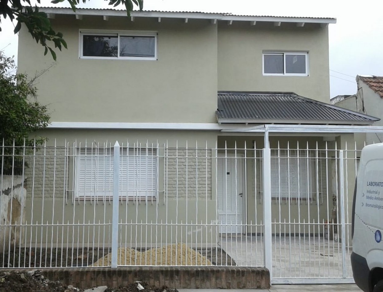 Propiedad al frente con jardin y entrada de auto