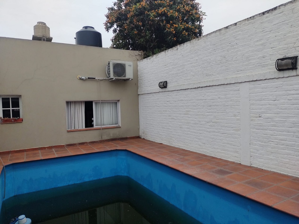 Casa al fondo 4 ambientes con pileta y quincho