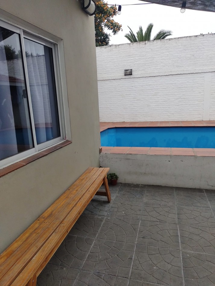 Casa al fondo 4 ambientes con pileta y quincho