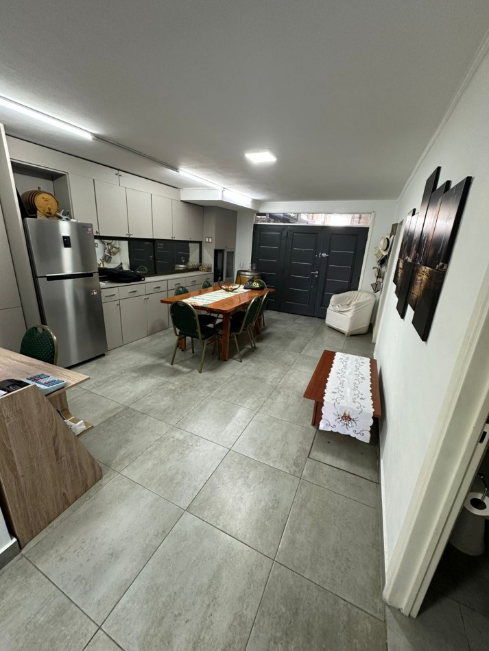 Casa 4 ambientes con deposito al frente