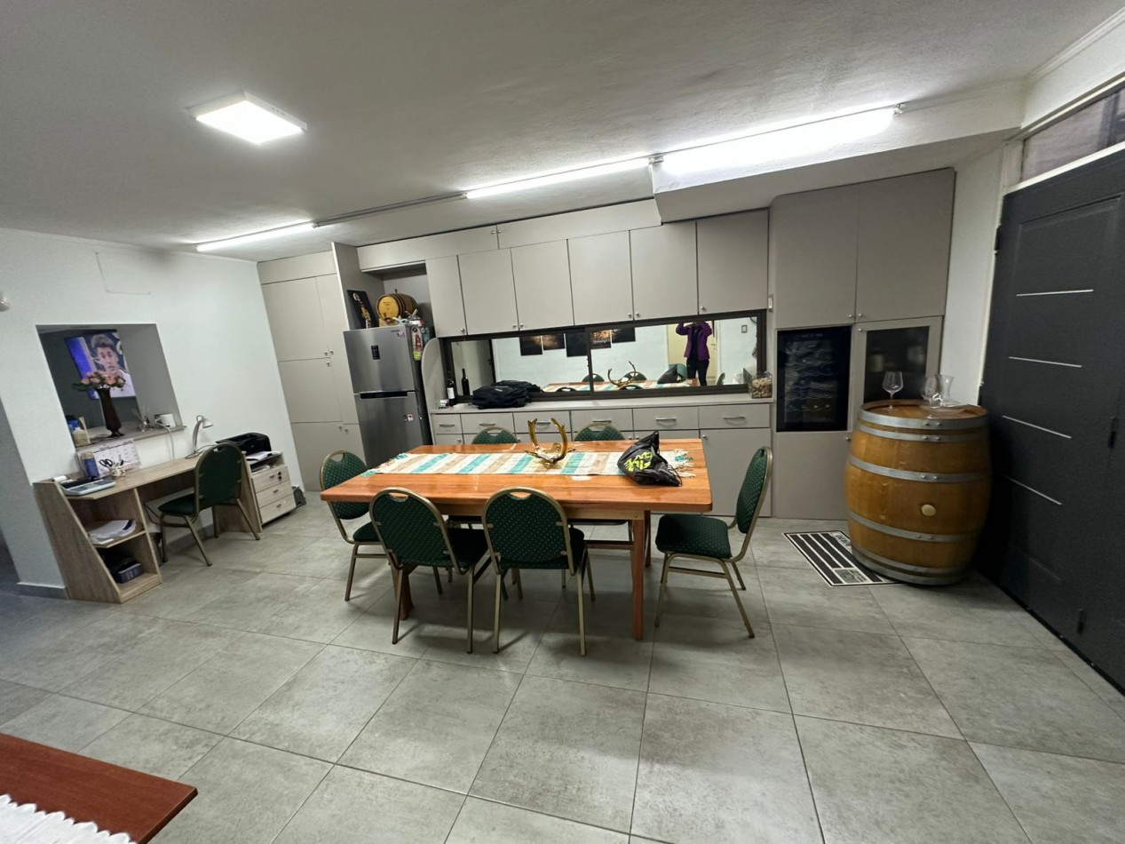 Casa 4 ambientes con deposito al frente
