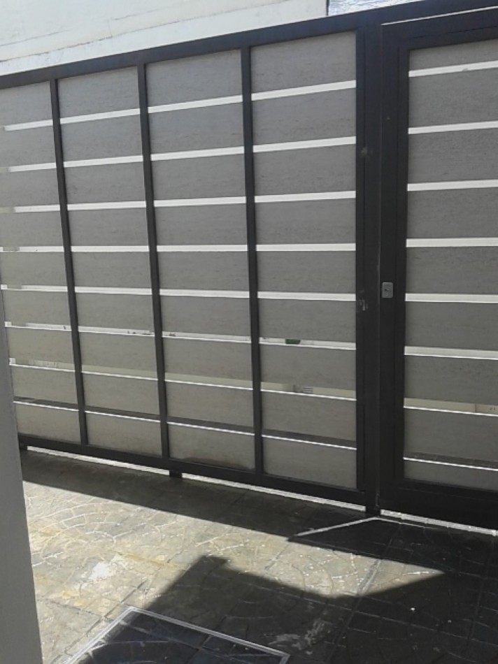Propiedad al frente con jardin y entrada de auto