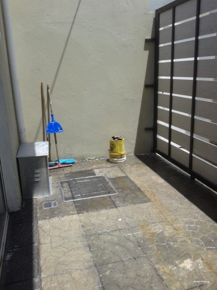 Propiedad al frente con jardin y entrada de auto