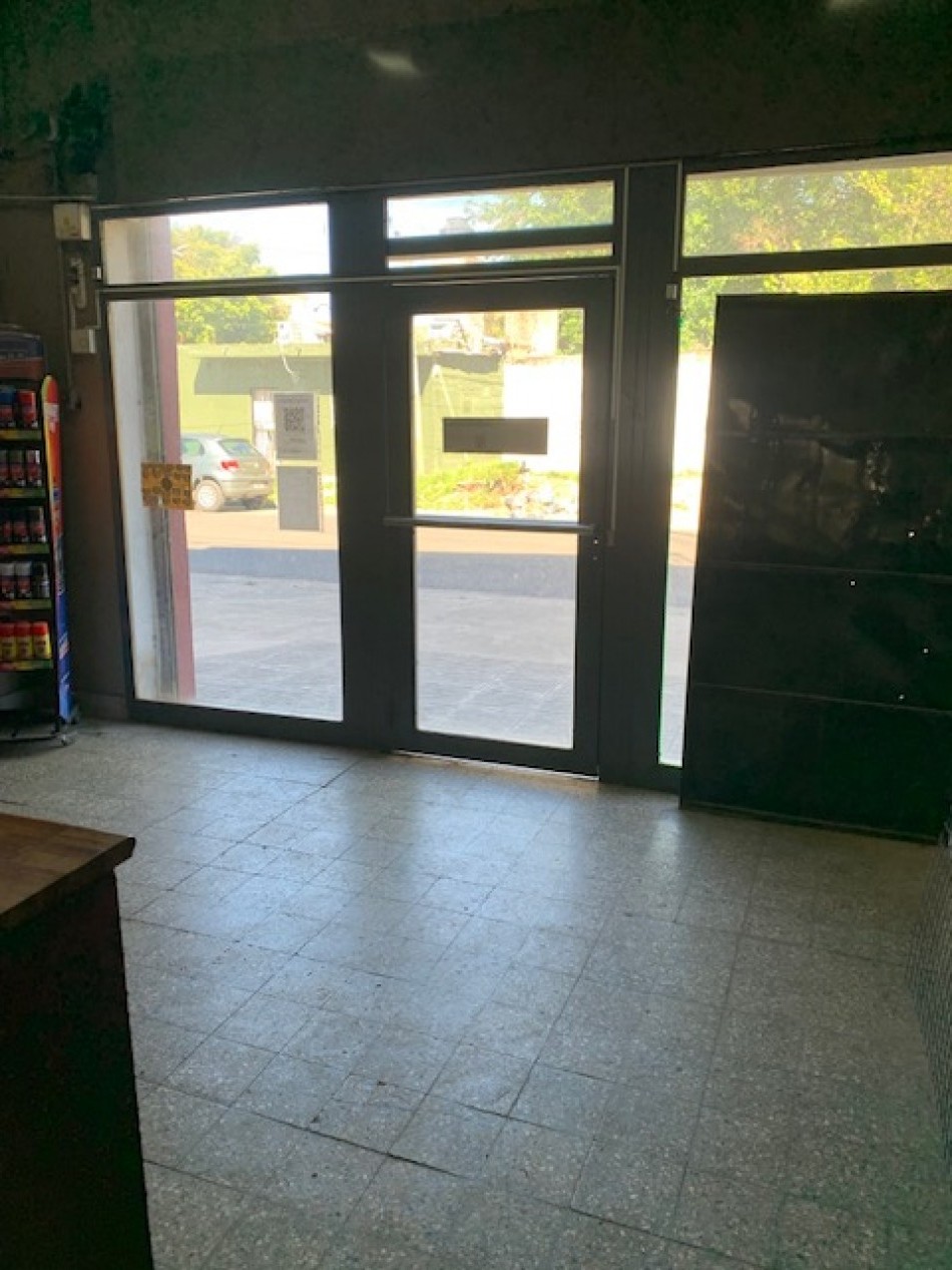 Galpon con local, oficina y potencial vivienda.