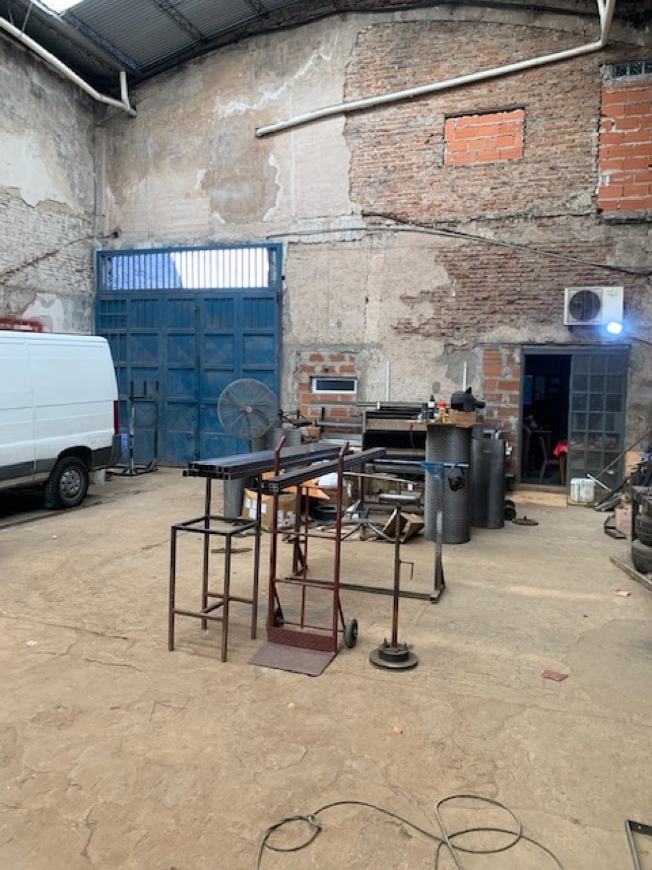 Galpon con local, oficina y potencial vivienda.
