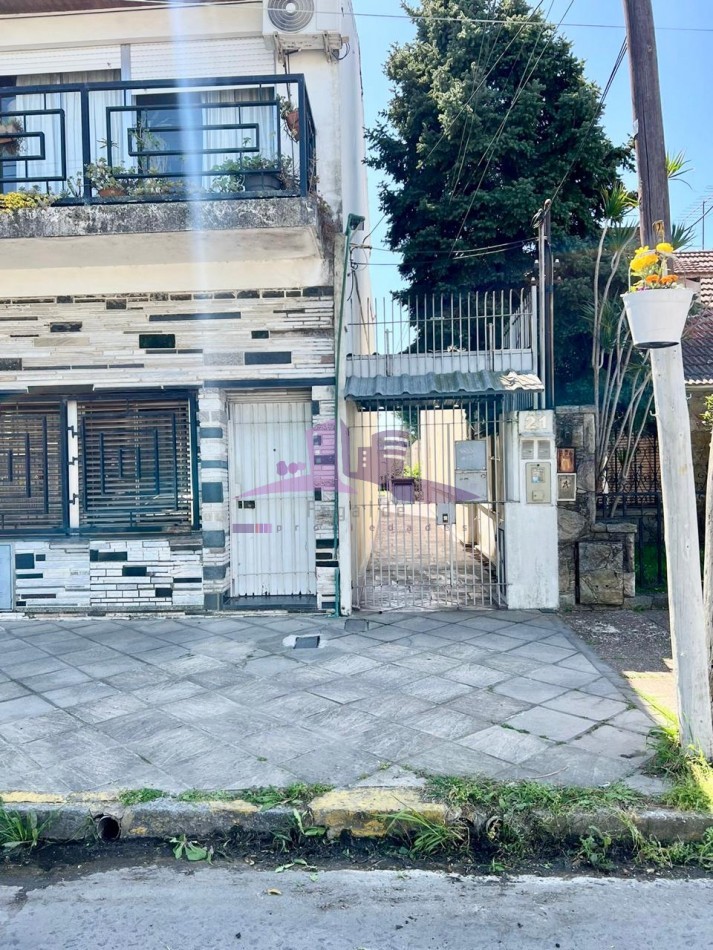 Departamento al fondo con salon independiente