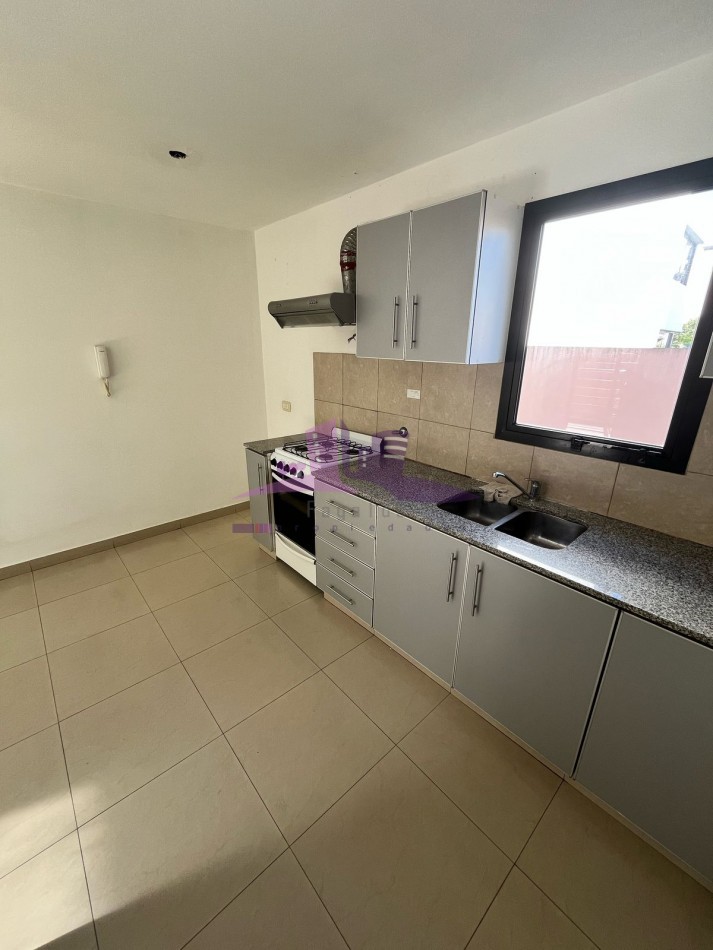 Departamento monoambiente con cochera en Lanus centro