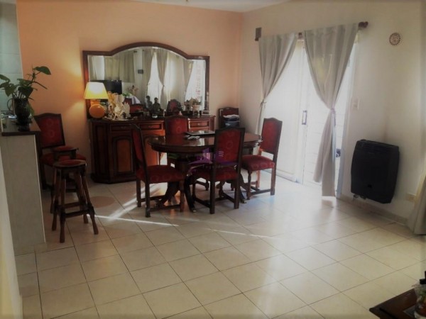 Duplex de 3 Ambientes con Patio y Cochera.