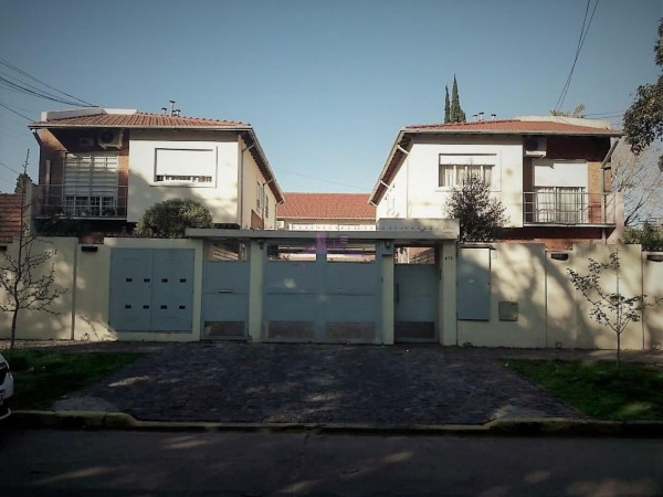 Duplex de 3 Ambientes con Patio y Cochera.