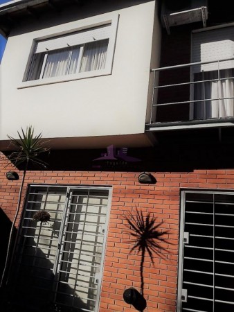 Duplex de 3 Ambientes con Patio y Cochera.