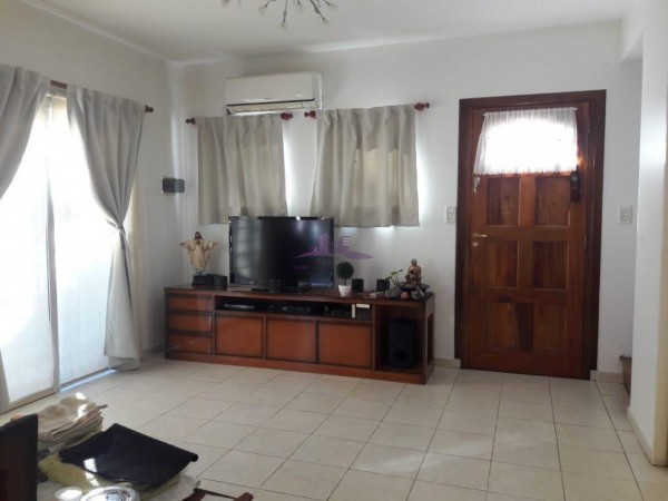 Duplex de 3 Ambientes con Patio y Cochera.