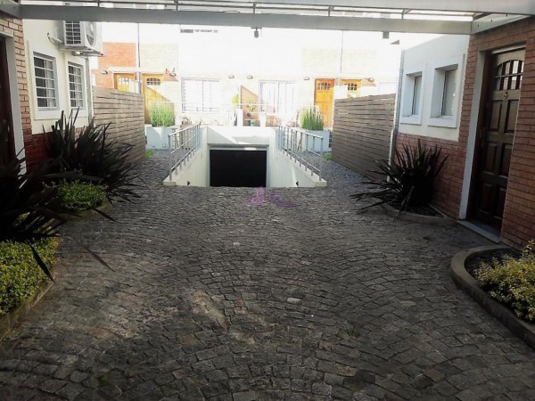 Duplex de 3 Ambientes con Patio y Cochera.