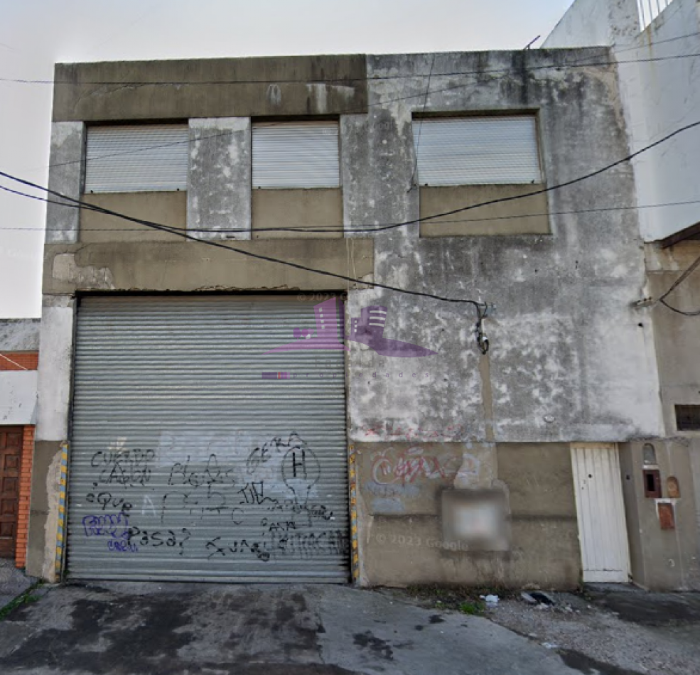 Galpon sobre avenida con salida a dos calles