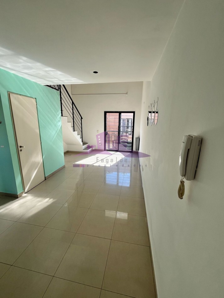 Departamento monoambiente con cochera en Lanus centro