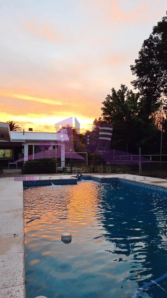 Hermosa quinta con amplio fondo y pileta