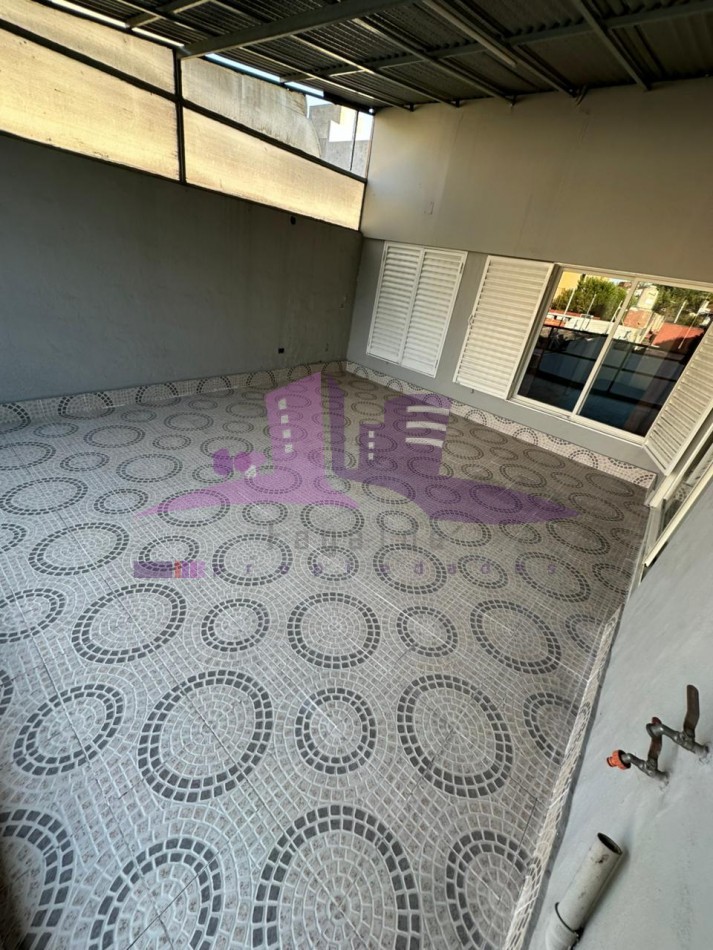Casa 4 ambientes con deposito al frente