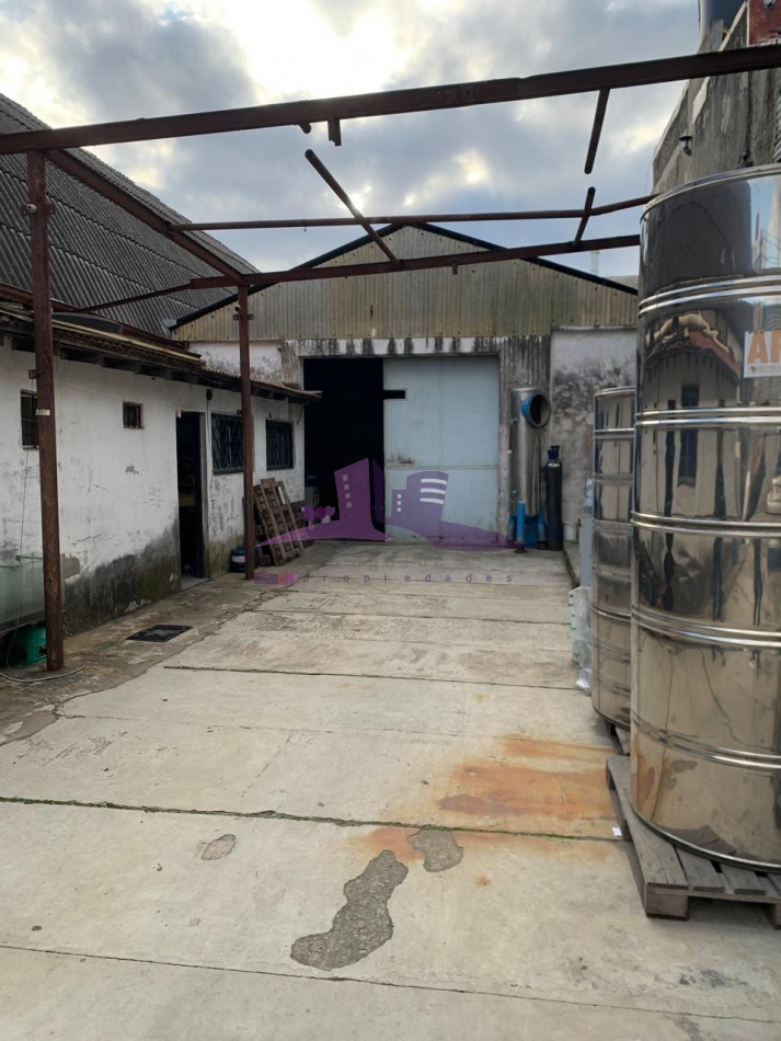 Galpon de 270 mts2 cubiertos en Lanus Oeste