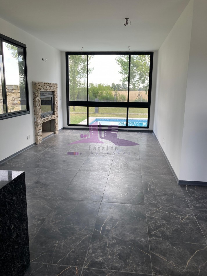Casa a estrenar de 4 ambientes con piscina en B° La Madalena Canning