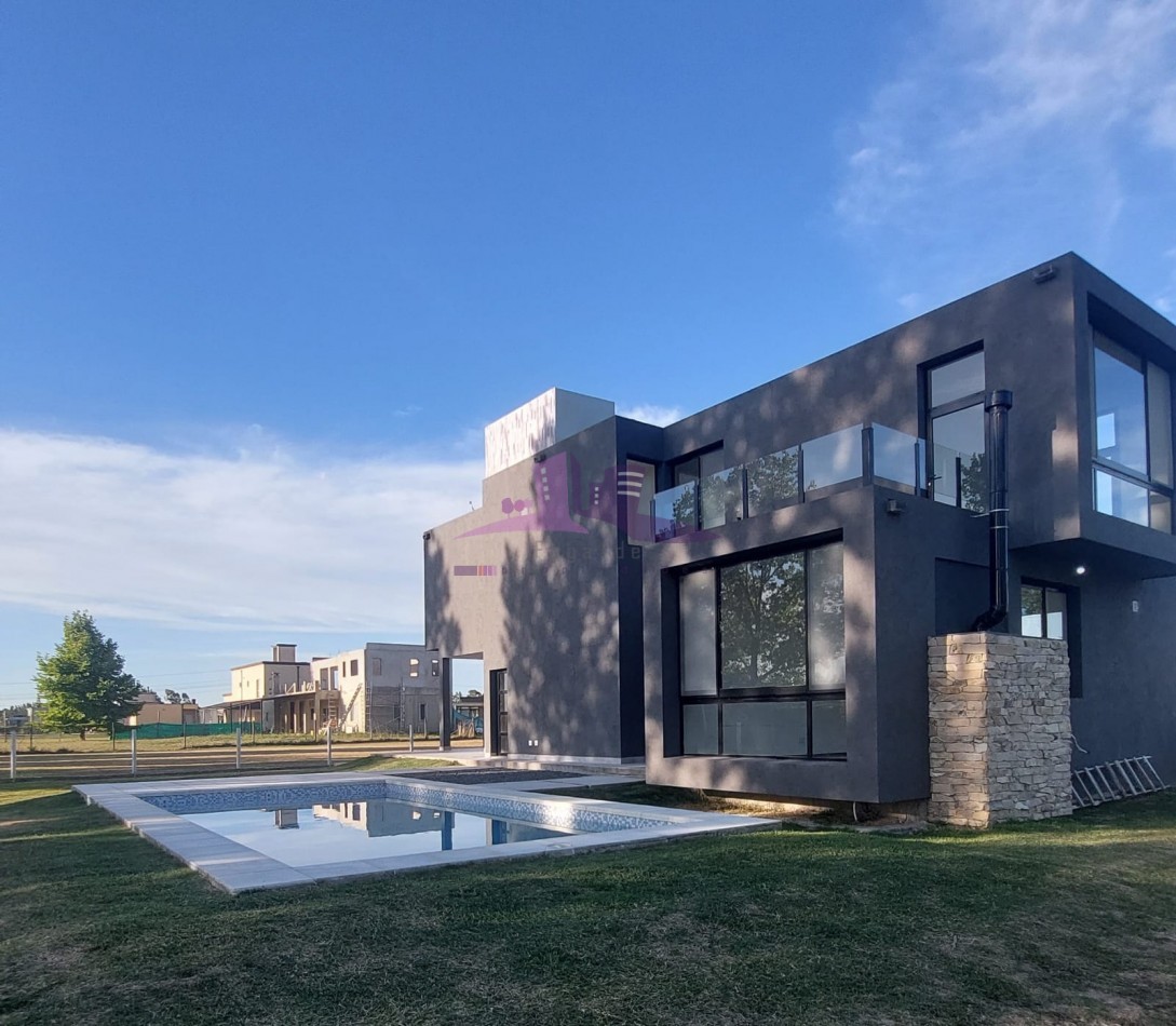 Casa a estrenar de 4 ambientes con piscina en B° La Madalena Canning