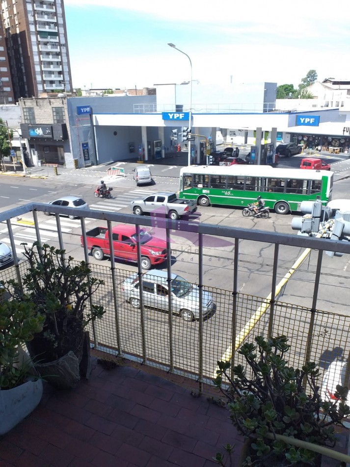 Departamento al frente de tres ambientes