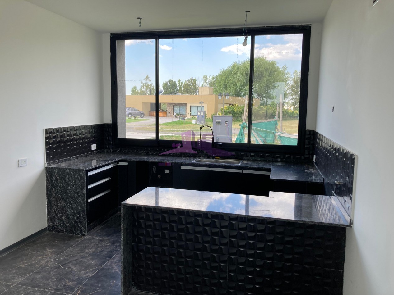 Casa a estrenar de 4 ambientes con piscina en B° La Madalena Canning