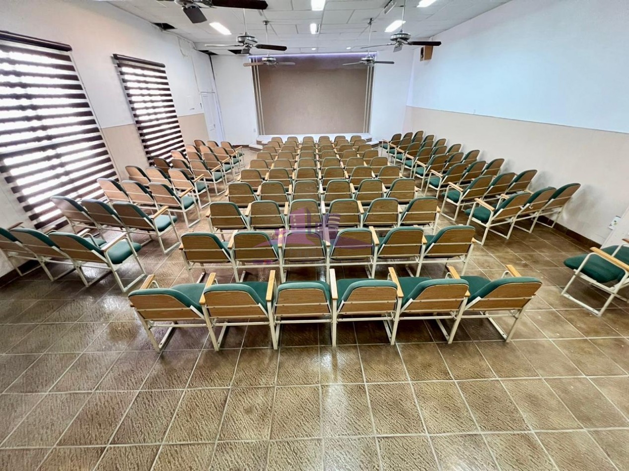 Departamento al fondo con salon independiente