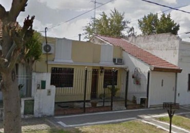 Casa Americana con Cochera Pasante Para Dos Autos en Importante Lote.