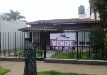 Oportunidad! - Propiedad con Jardin y Amplia Cochera. Salida a Dos Calles