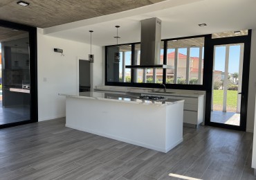 Hermosa Casa a Estrenar - Jardin y Piscina