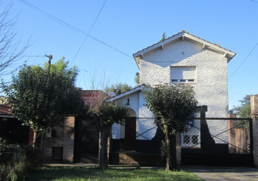 Casa 4 ambientes con amplio jardin al fondo
