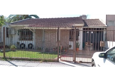 Casa con piscina y amplio jardin