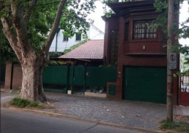 Chalet con quincho y pileta en excelente zona- Adrogue