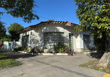 Hermosa casa 5 ambientes en esquina con cochera